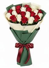 Букет Микс из красных и белых роз в Персиановском