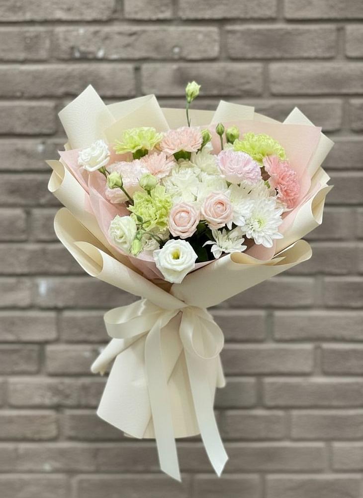 Букет цветов из: Гвоздики, Розы, Лизиантусы и Хризантемы в Персиановском