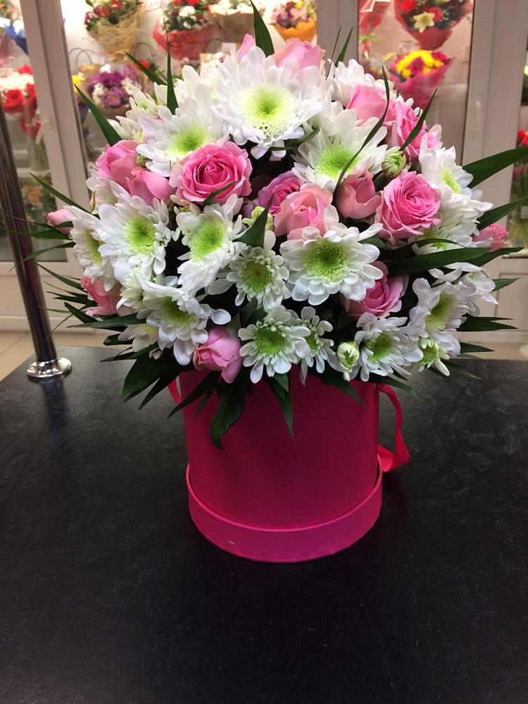 Цветочная композиция из Розы и Хризантемы в шляпной коробке в Персиановском