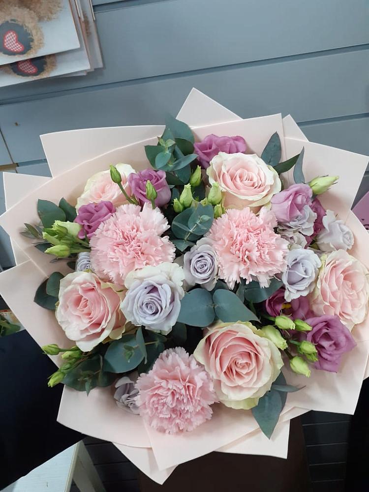 Букет цветов из: Розы, Гвоздики и Лизиантусы в Персиановском